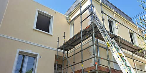 Façade de maison en cour de surélévation